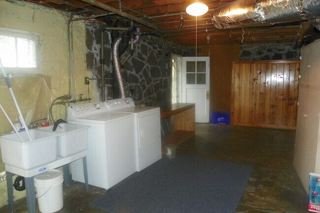 Building Photo - PETS CONSIDERED! Located in Bend's HISTORIC District, Walk to Drake Park! A/C, All Appliances, Ha...