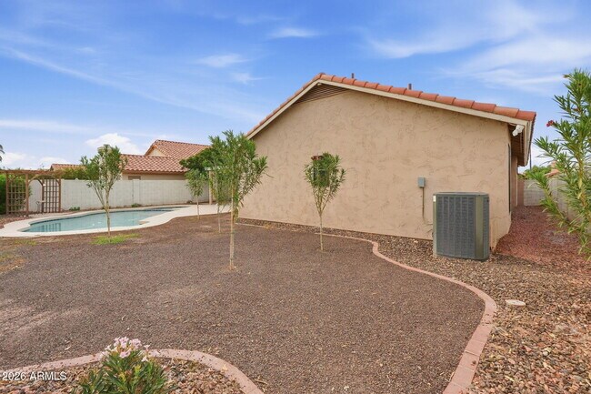 Building Photo - 9941 W Tonopah Dr