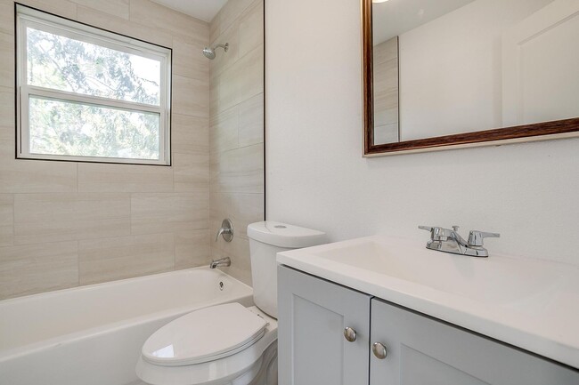 Building Photo - Remodeled 3 Bed, 1 Bath Home in Morningsid...