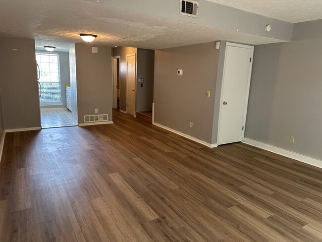 Building Photo - 11 Knollwood Cir