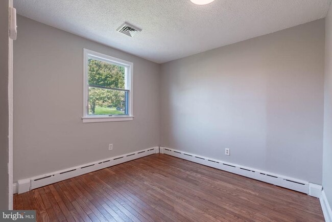 Building Photo - 360 Hollowbrook Dr