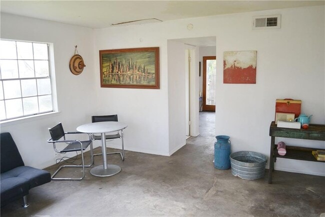 Building Photo - 6900 Manor Rd