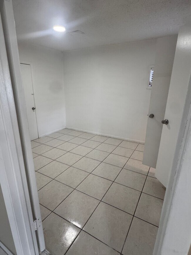 Building Photo - BUENAVENTURA LAKES - 2 BEDROOM, 2 BATHROOM HOUSE