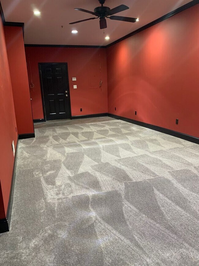 Building Photo - Lovely Eastside Townhome Condo Near Vet School- 3BR/3BATH!