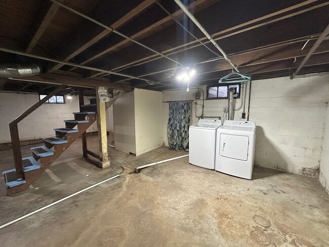 Building Photo - Private 2 bedroom 1 bath bungalow in Davenport