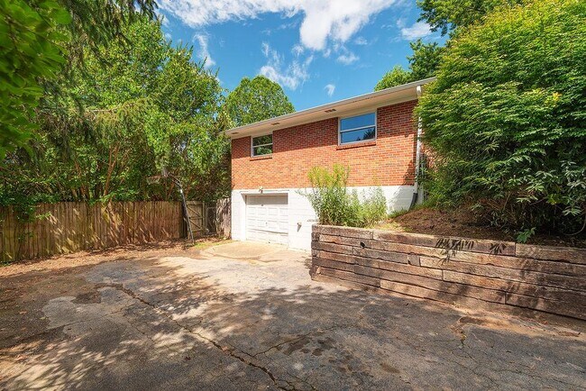 Building Photo - 677 Monte Vista Rd
