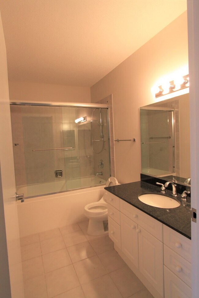 Building Photo - 512 N McClurg Ct