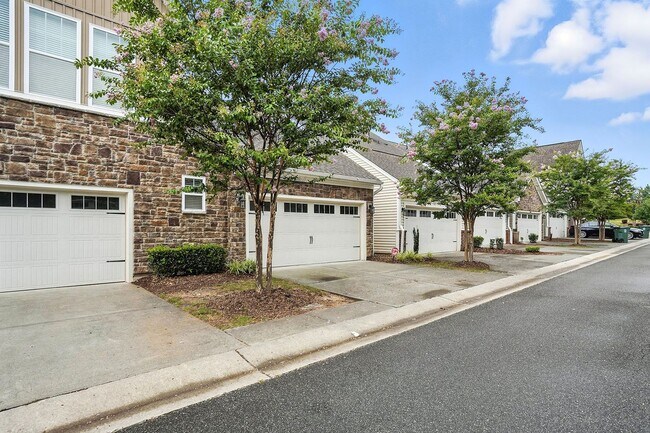 Building Photo - ABSOLUTELY GEORGOUS 2 STORY TOWNHOUSE IN CARY