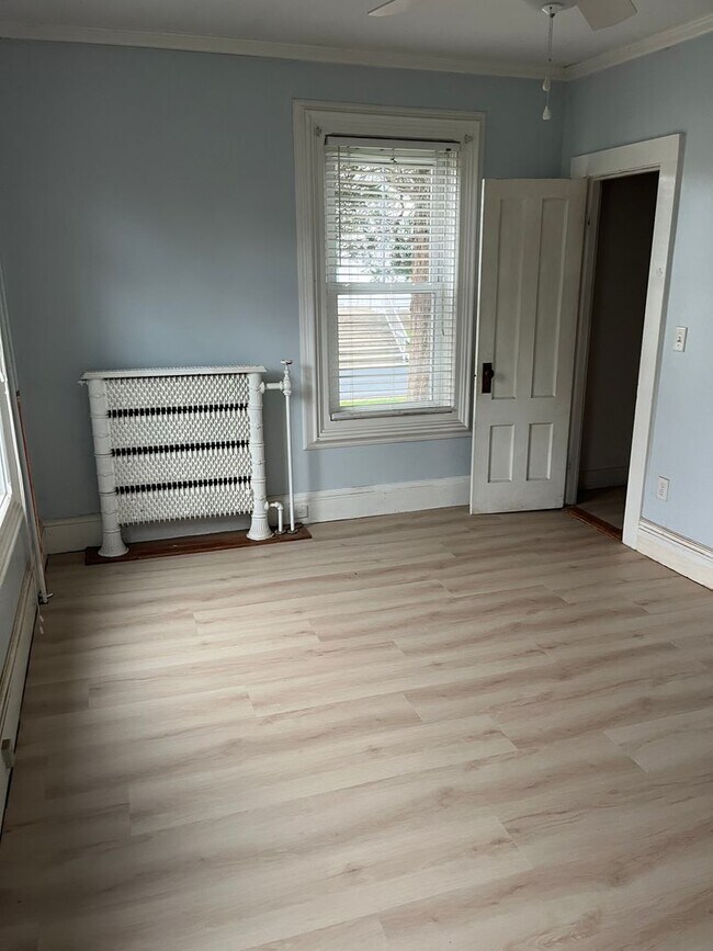 Building Photo - Sunny 2 Br / 1 BA Apartment in quiet area of Middleboro