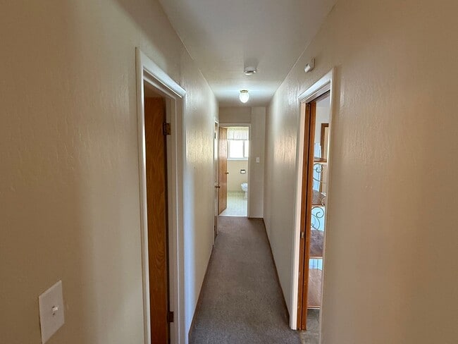 Building Photo - Spacious 3 bedroom, 1.5 bathroom Home in R...