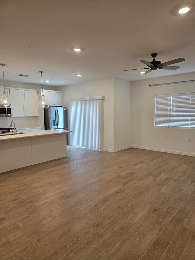 Building Photo - University Dr! Lemoore