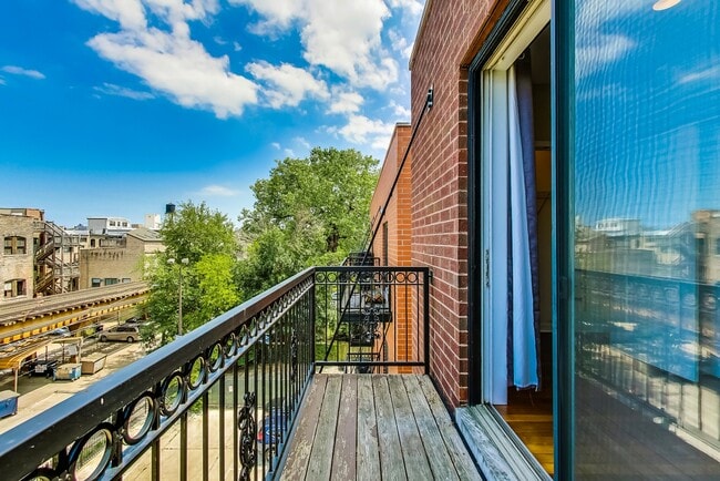 Building Photo - Available July 1st - 3 Bedroom in Wicker Park