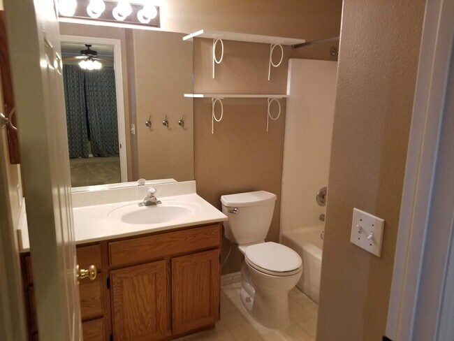 Building Photo - 3 Bed, 2 Bath in Orem - with pool access!