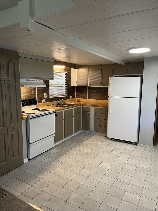 Building Photo - 9441 Teak St