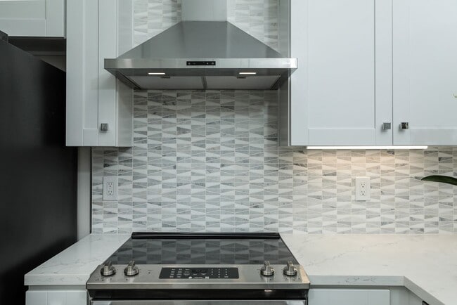 Building Photo - Impeccably remodeled unit-don't miss this ...