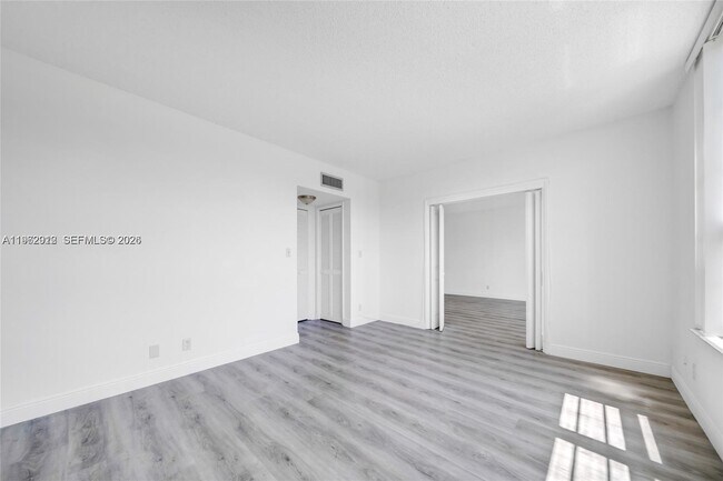 Building Photo - 4030 W Palm Aire Dr