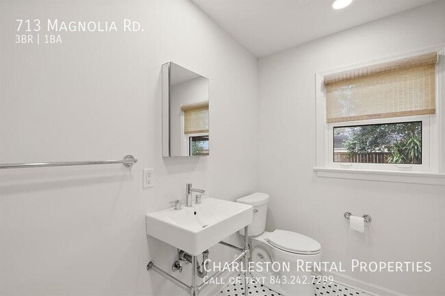 Building Photo - 713 Magnolia Rd