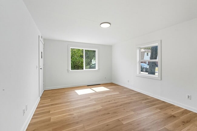 Building Photo - NEW LISTING! 2 BEDROOM HOME