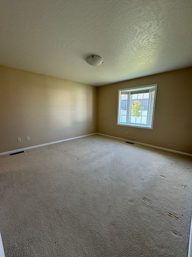 Building Photo - 3 Bedroom Townhome