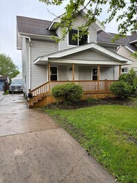 Building Photo - Updated 3BR Toledo Home with Extra Space – Only $1,300/mo!