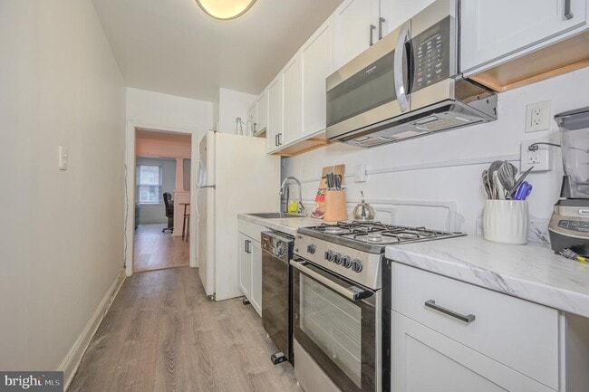 Building Photo - 221 35th St NE