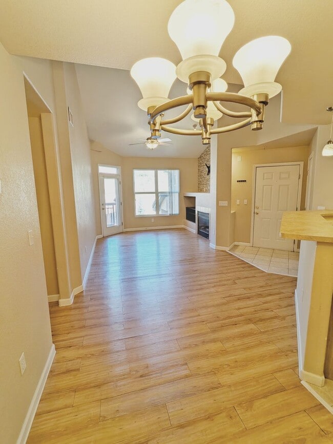 Building Photo - 2 Bedroom 2 Bath 2 Car Garage Condo in Braodmore Area