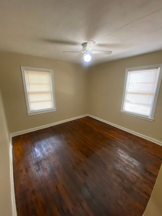 Building Photo - **ON HOLD** 3 Bedroom / 1 Bathroom House f...