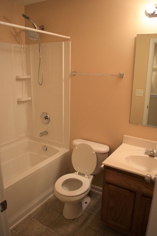 Building Photo - Beautiful Townhome - Great Location