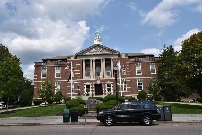 Building Photo - 138 Main St