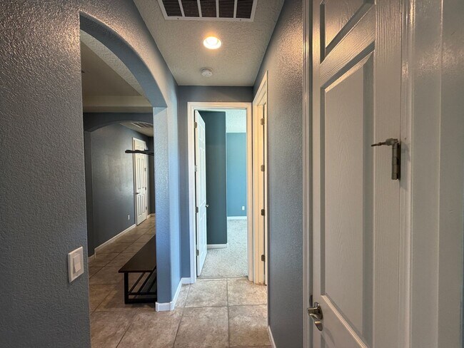 Building Photo - 4 Bedroom Single Story Home Available Near Golf Course Rd & Southern Blvd!