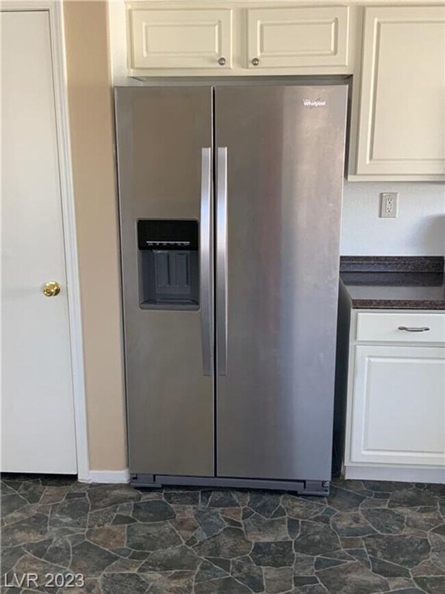 Building Photo - CHARMING SPLIT LEVEL HOME. FEATURING OPEN FAMILY ROOM