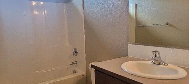 Building Photo - 544 SE Casting St