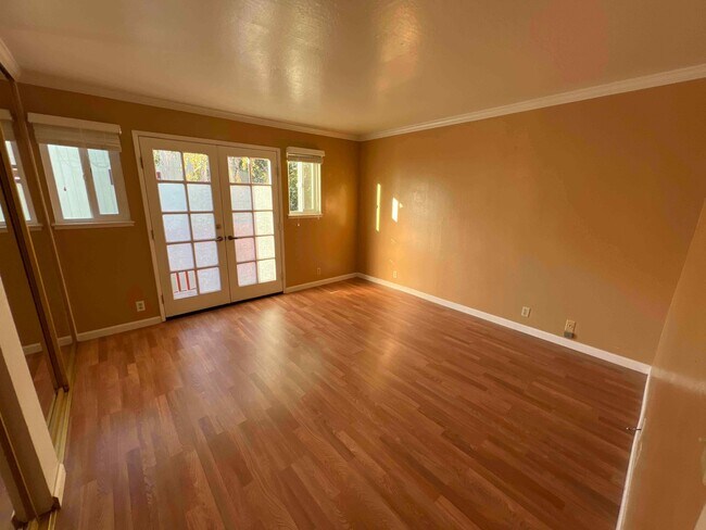 Building Photo - 447 Oak Ave