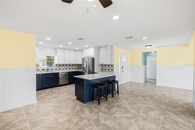 Building Photo - 5541 Bayou Grande Blvd NE
