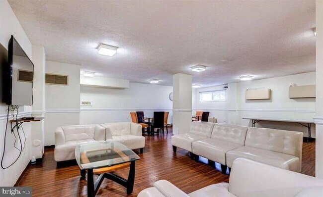 Building Photo - 2059 Huntington Ave