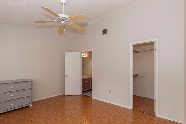 Building Photo - 2bedroom 2 bath townhouse with 2 car garage