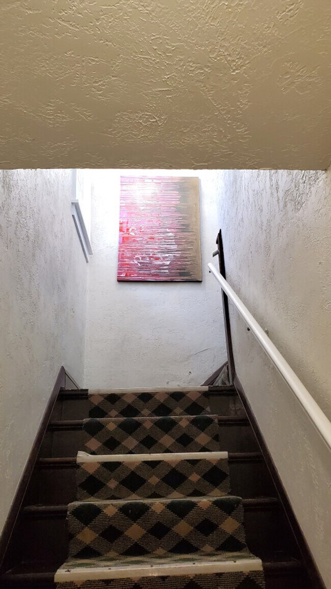 Building Photo - 1916 N Oliver Ave