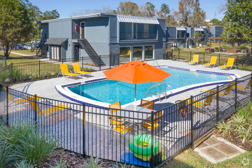 Pool - The Commons Apartments 1 and 2 bedrooms near Shands Hospital