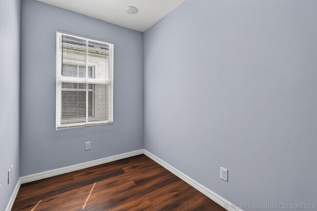 Building Photo - 639 6th St
