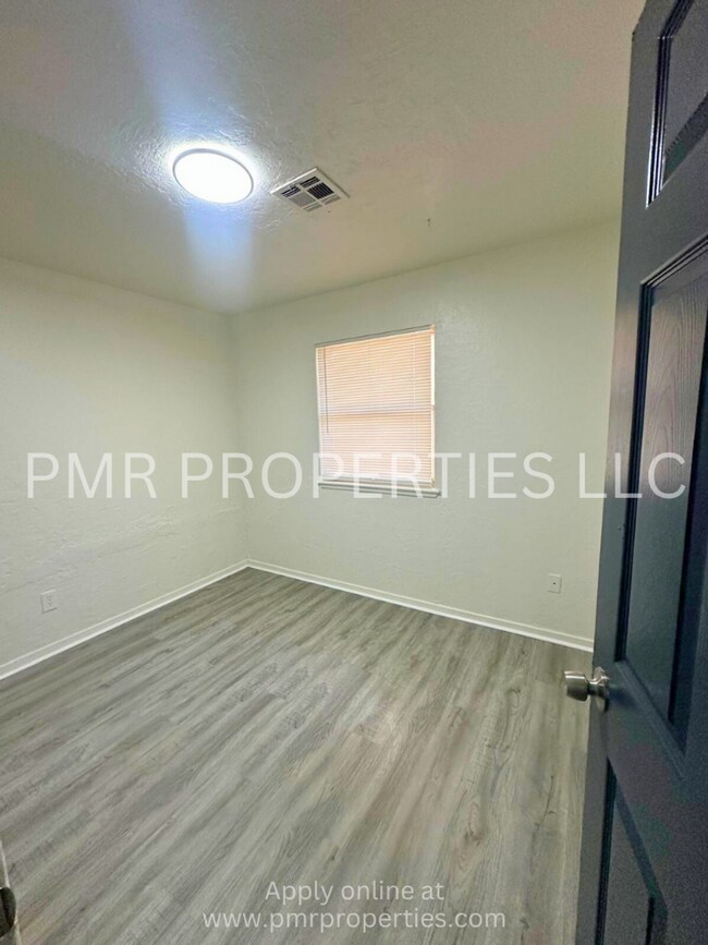 Building Photo - 4 Bedrooms - 1.5 Bathroom House