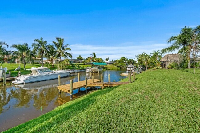 Building Photo - 632 SE Seahouse Dr