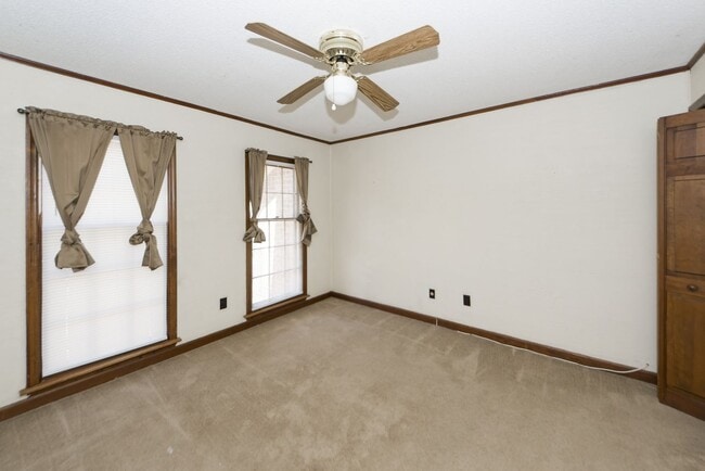 Building Photo - 5 Bedroom 3 Bath Home in Parkshore - Charl...