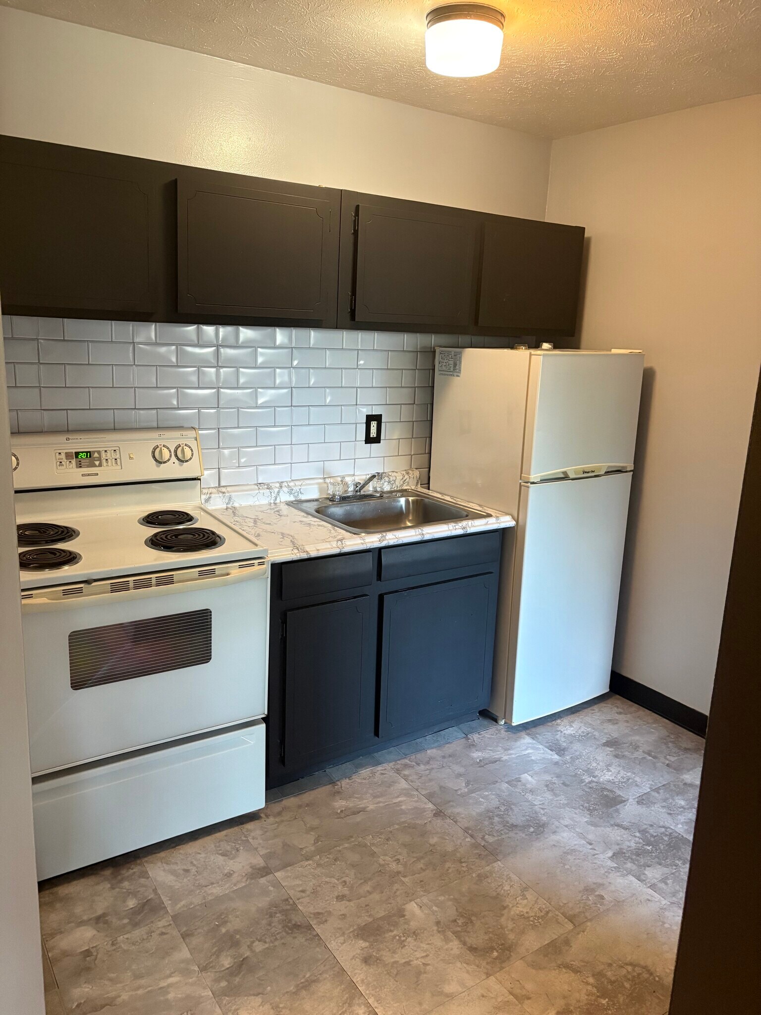 Building Photo - 1691 Robinwood Ave