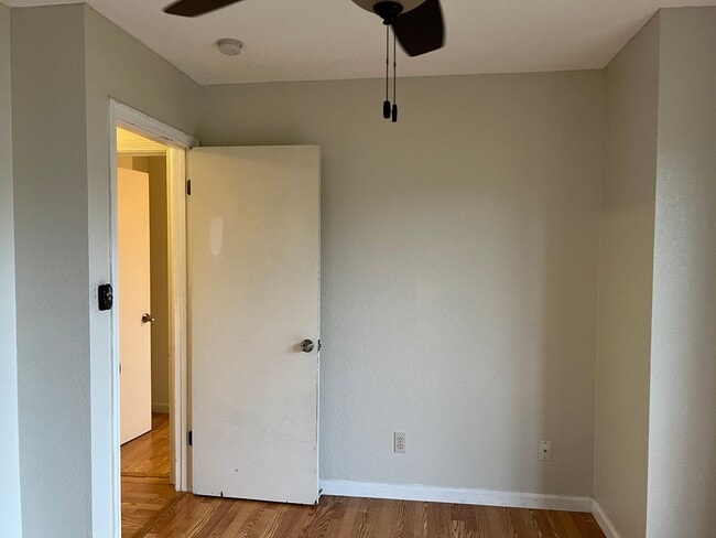 Building Photo - Available now! South Davis Townhome On Ver...