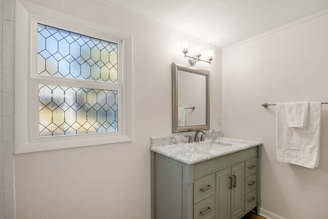 Building Photo - Lake Talquin - LAKEFRONT- Furnished 3 bedr...