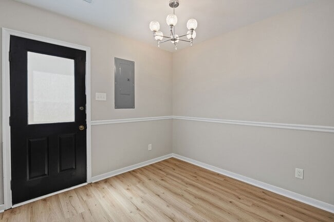 Building Photo - Completely Renovated 4 Bedroom/2 Bath Property off of Staples Mill Rd.! ****Available Beginning o...