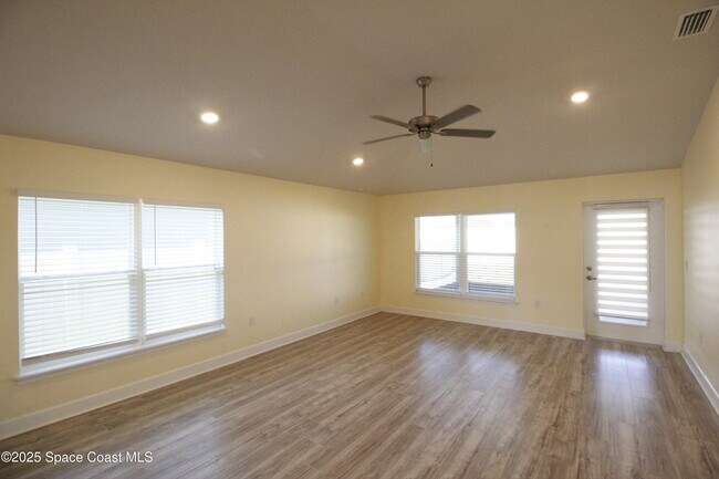 Building Photo - 705 Kylar Dr NW