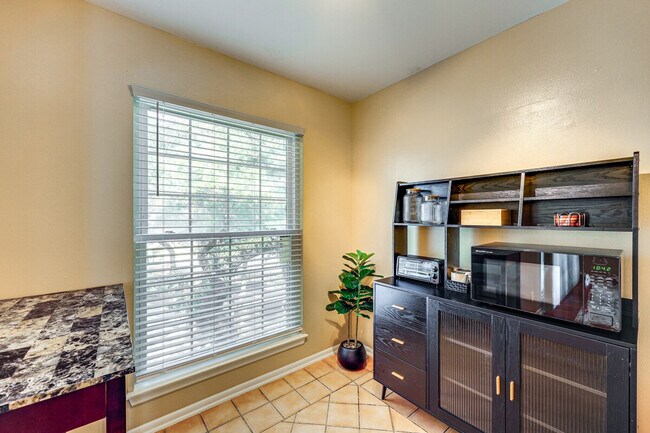 Building Photo - 8702 Village Dr