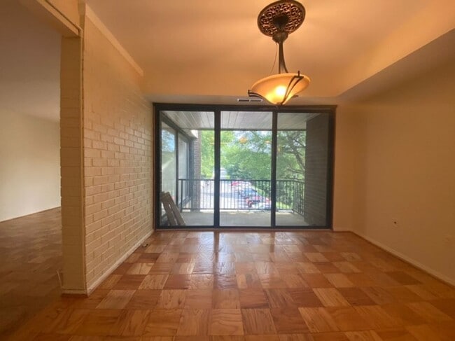 Building Photo - 2 Bedroom 1.5 Bathroom Apartment Unit Loca...