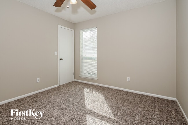 Building Photo - 6835 Candlewood Dr S